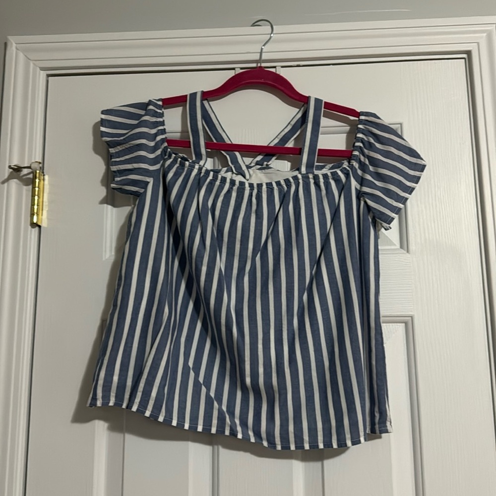 Kids top the is off the shoulder looks brand new
